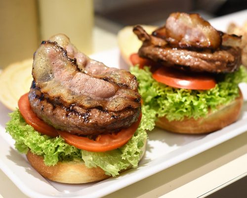 preparing-a-hamburger-in-a-restaurant-PUR2CS3
